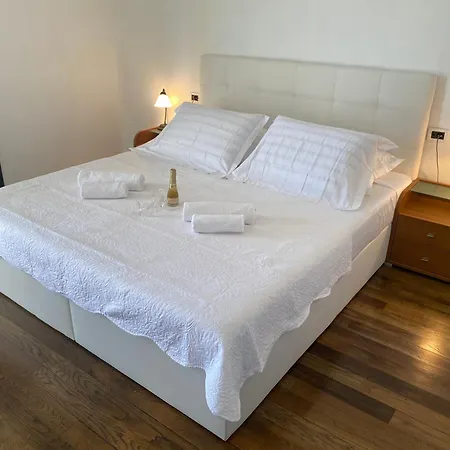 Апартаменты Two-bedroom Kolak With Sea View Terrace Donji Rukavac